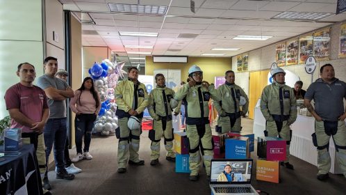 Con todos los colaboradores en una pequeña celebración interna.