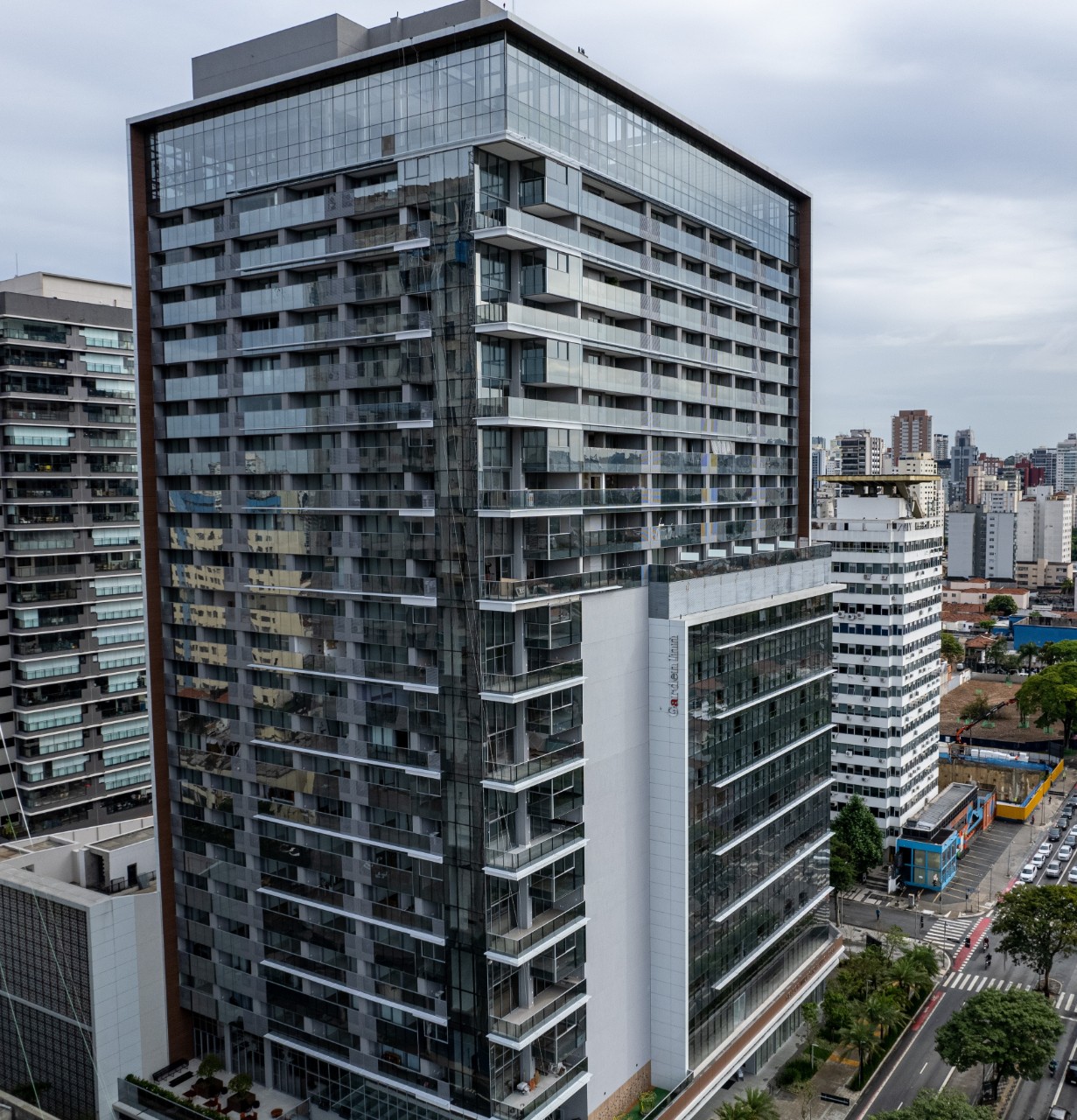 Helbor Wide, a mixed-use complex, brings together in one place: residential, hotel, mall and cinema. The facade is SunGuard Neutral Plus 41 glass.