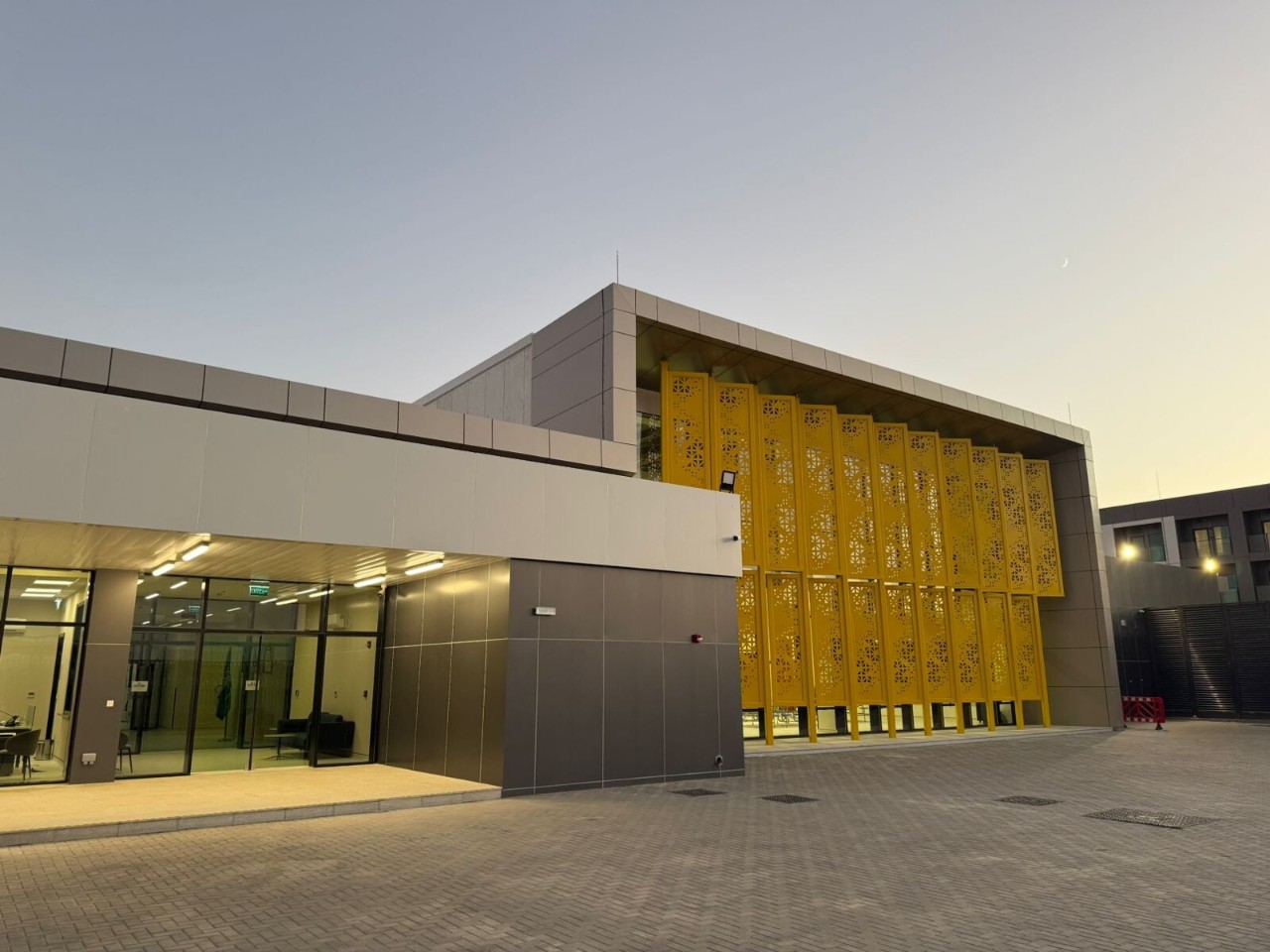Oxagon Schools were created to cater to the educational needs of the NEOM Community Village. The facades of the buildings were glazed with Guardian SunGuard™ SN Grey 40 T, which was specifically designed to fulfill the increasing demand for neutral grey architectural glazing. 
Guardian SunGuard™ SN Grey 40 T is a highly selective solar control glass, coated with double silver, featuring a unique neutral grey look.
