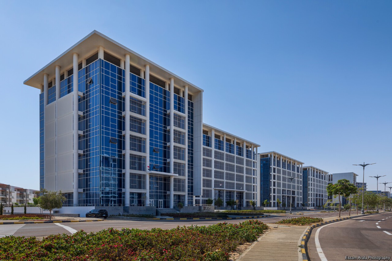 Mazarine Hub is a premium mixed-use business destination in New Alamein, combining modern office spaces with vibrant commercial areas in a dynamic urban setting. Strategically located along the city's main boulevard leading to the iconic Gate Towers, the development enjoys panoramic views of landscaped green spaces, creating an inspiring and welcoming environment. 
The façades feature Guardian Glass SunGuard™ DS Blue T, delivering a distinctive blue aesthetic, excellent solar control, abundant natural daylight, and enhanced energy efficiency while complementing the project's contemporary architectural design.

