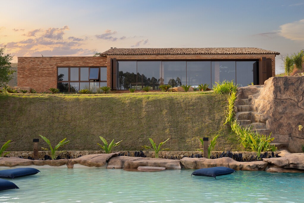 Uma obra em parceria com o escritório Lourenço Sarmento (@lourencosarmento) e a VHM Construções (@vhmconstrucoes), responsáveis pela reforma completa da sede e entornos do local, e projeto de interiores da Aletheia Westermann Arquitetos (@aletheia_westermannarquitetos), incluindo um espaço gourmet, sala de estar, academia e chalé de hóspedes.
Na obra as portas camarão 100% de estanque e brises camarão ripadas da @aurasystembrasil, todas com vidros Sunlight refletivo neutro da @guardianbrasil, na pintura de efeito madeira da nossa parceira @ezycolor.

A work in partnership with the Lourenço Sarmento office (@lourencosarmento) and VHM Construções (@vhmconstrucoes), responsible for the complete renovation of the headquarters and surroundings of the place, and interior design by Aletheia Westermann Arquitetos (@aletheia_westermannarquitetos), including a gourmet space , living room, gym and guest cottage.
In the work, the 100% watertight shrimp doors and slatted shrimp brises from @aurasystembrasil, all with neutral reflective Sunlight glass from @guardianbrasil, in the wood effect painting by our partner @ezycolor.