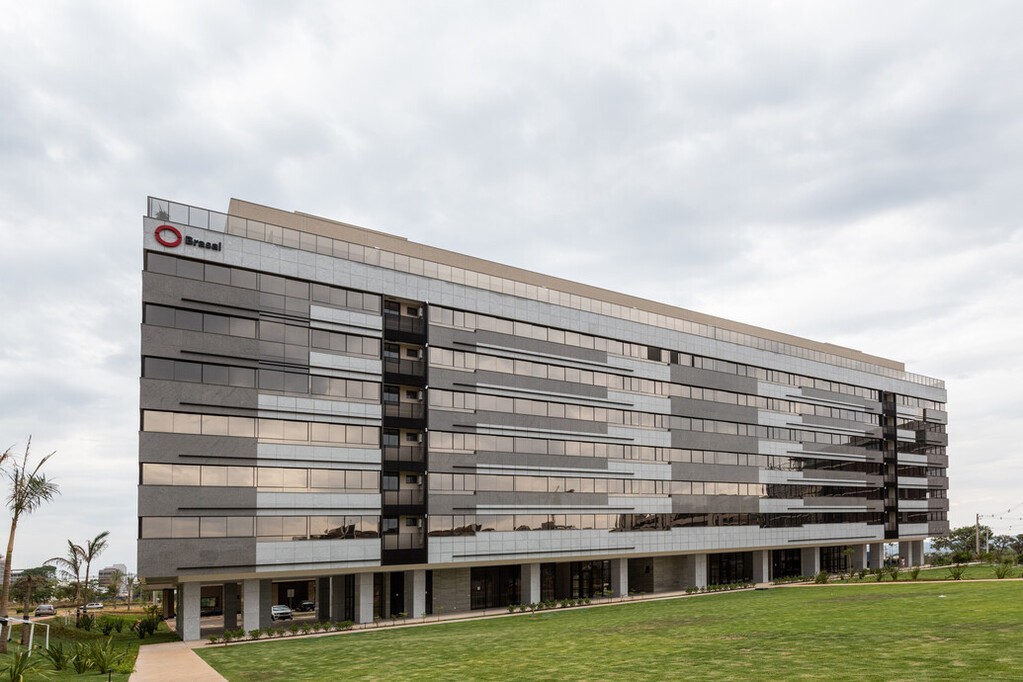 Nome do projeto
Reserva Alvorada

Linha e nome do produto Guardian utilizado no projeto
Laminado PVB Bronze SunGuard HP Neutral Plus 50 + Float Clear

Localização
Brasília

Transmissão de luz:
28,2%

Reflexão interna:
9,8%

Reflexão externa:
24,3%

Bloqueio de calor:
Fator Solar: 31% Bloqueio de Calor: 69%

Qual nome completo da Construtora?
BRASAL

Qual o nome completo do Processador?
Central Vidros

Qual o nome completo do Fabricante de Esquadria?
ESQUALID

endereço: Trecho 2, SRPN, Brasília - DF, 70297-400