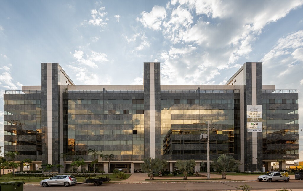 Nome do projeto
Via Trianon

Linha e nome do produto Guardian utilizado no projeto
Laminado SunGuard Solar Chrome + Float Clear e Laminado SunGuard Solar Chrome On Green + Clear

Localização
Brasília

SunGuard Solar Chrome On Green + Clear
Transmissão de luz:
30,5%

Reflexão interna:
11,1%

Reflexão externa:
22,3%

Bloqueio de calor:
65%

SunGuard Solar Chrome + Clear
Transmissão de luz:
34,2%

Reflexão interna:
11,2%

Reflexão externa:
27,1%

Bloqueio de calor:
60,1%

Qual nome completo da Construtora?
Via Engenharia

Qual o nome completo do Escritório de Arquitetura e/ou Arquiteto(s)?
MKZ Arquitetura

Qual o nome completo do Processador?
Central Vidros

Qual o nome completo do Fabricante de Esquadria?
RAJAS