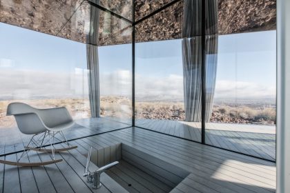 Casa de vidro no deserto
