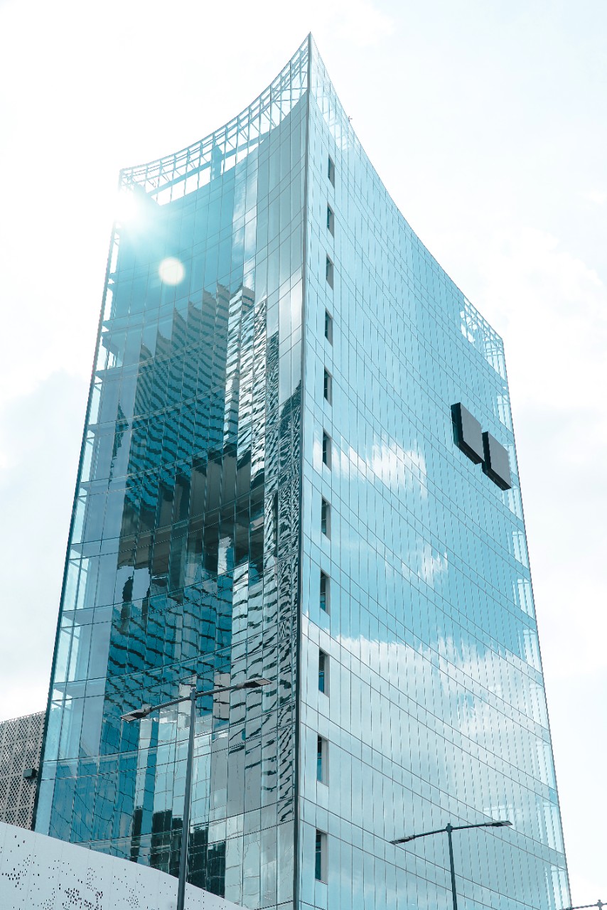 The Komplex Tower in Puebla, Mexico by the Architect Juan Pablo Kuri features SunGuard® AG 50 on Clear Glass. The high-performance glass tower rises in the skyline of the city framed with the futuristic facade of the shopping center representing an important place for business, leisure and lifestyle.