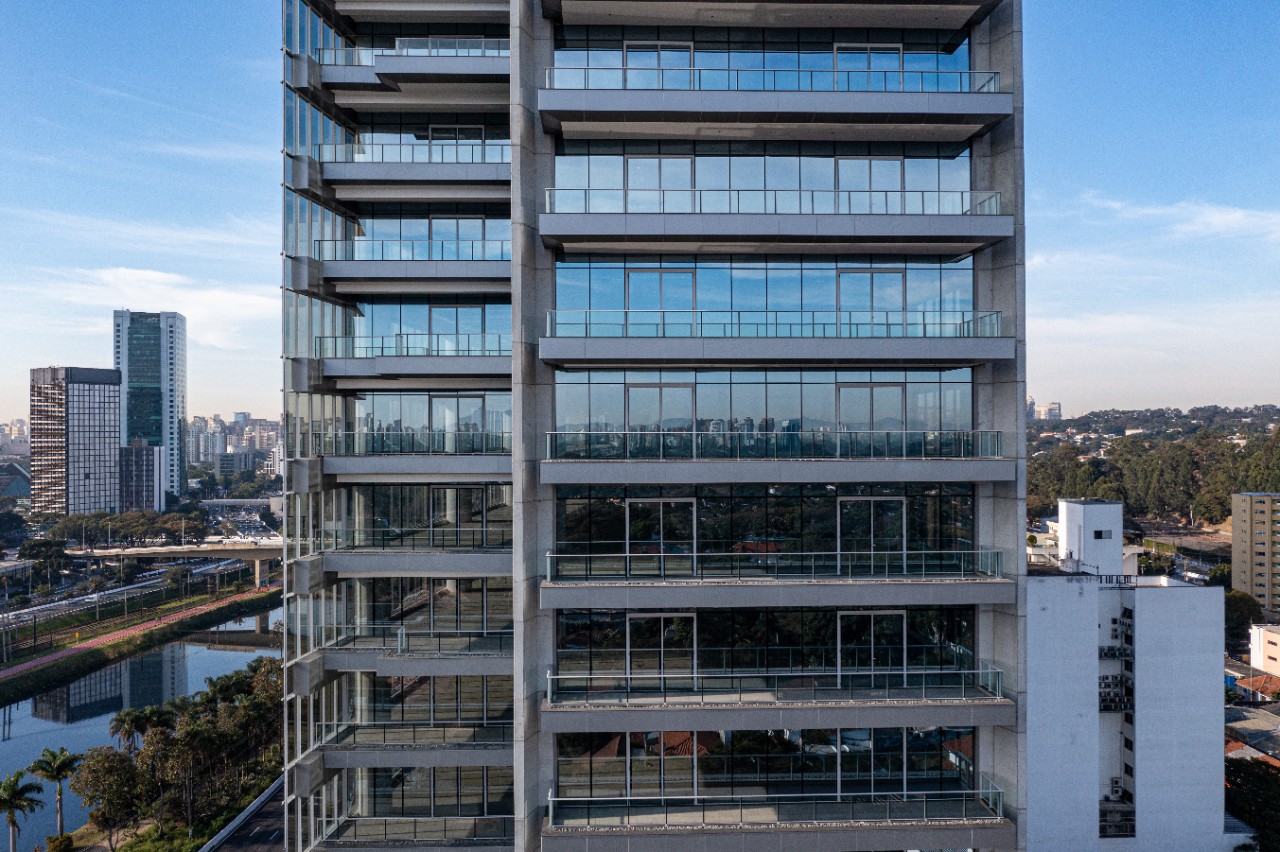 Proyect in Sa Paulo Brazil using Royal Blue 40. Name: River One Location: São Paulo-SP Architect: Perkins&Will Arquitetura Ltda Processor: GLASSEC Product: Royal Blue 40 Incorporation and realization: SDI Construction company:  MPD