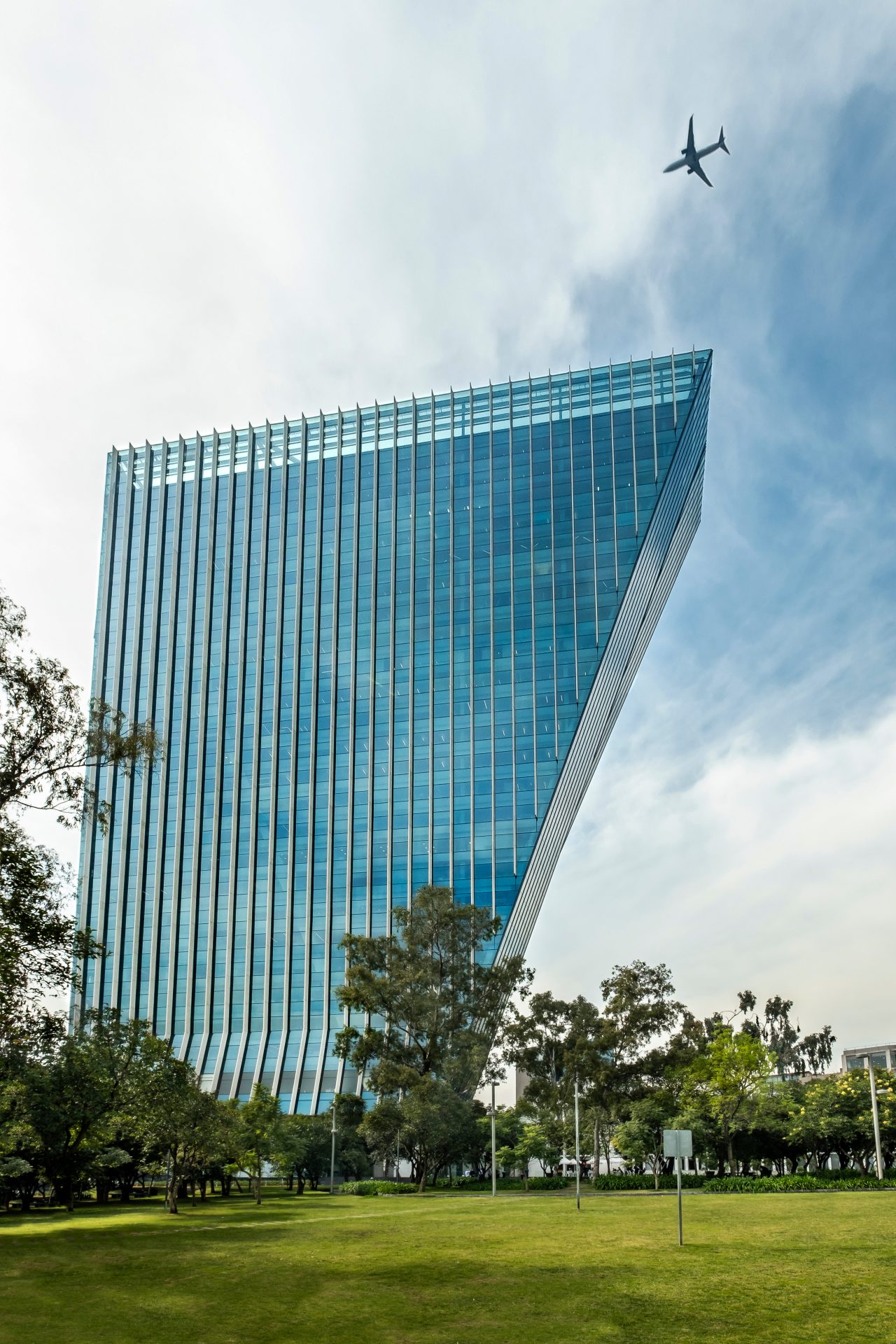 38,300m² SNR 43 on CrystalGray and RB40 on CrystalGray
Year: 2014
LEED Platinum
Developer: Fibra Danhos
Photographer: Felipe Carrasco