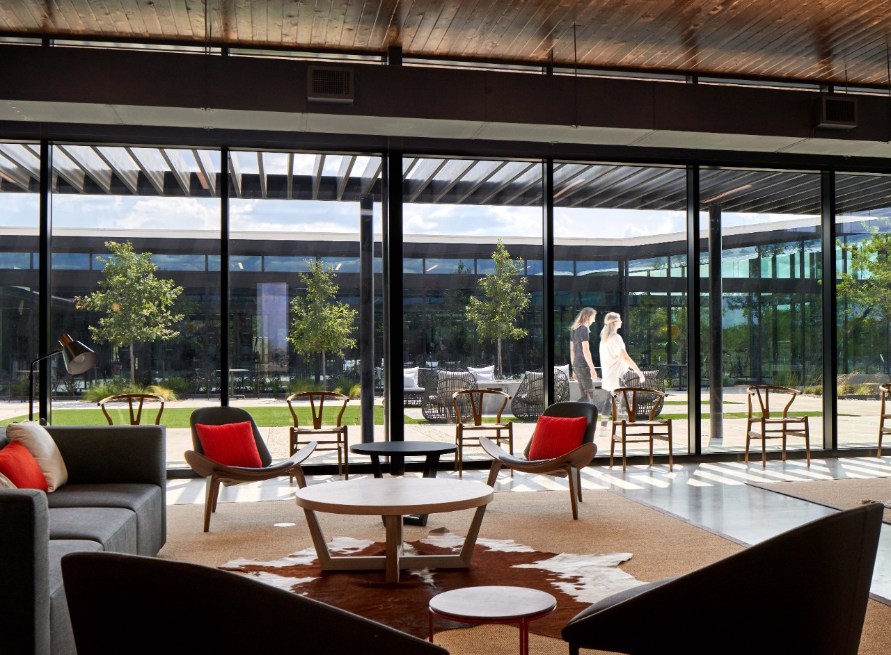 Schönes Zuhause mit großen Fenstern