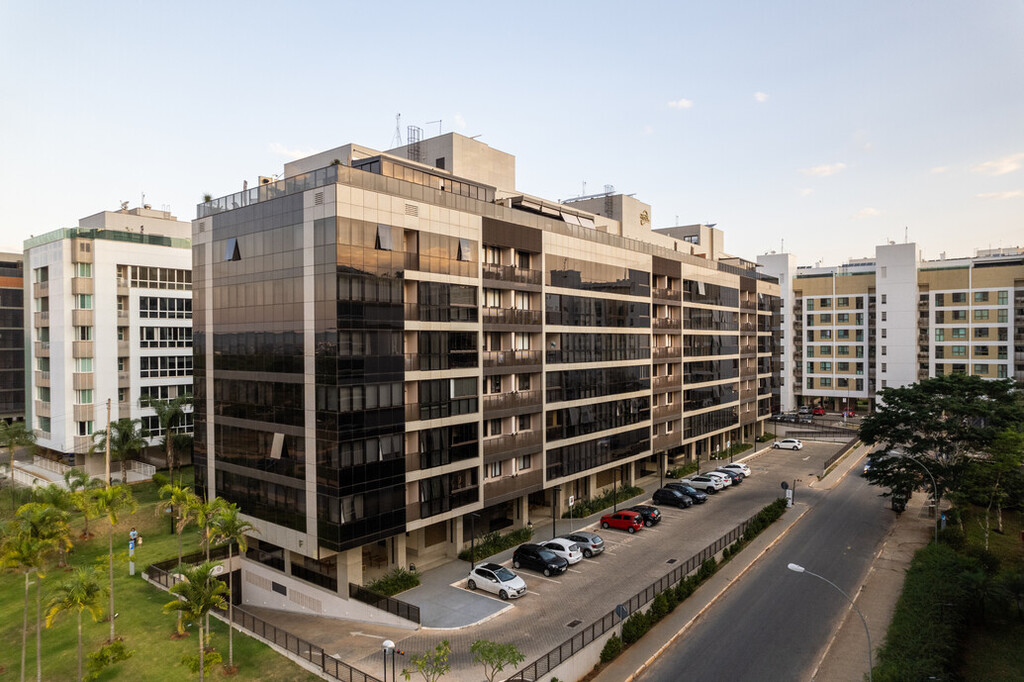 Nome do projeto
Real Firenze

Linha e nome do produto Guardian utilizado no projeto
Laminado SunGuard Solar Neutral Plus 41 + Float Bronze

Localização
Brasilia

Transmissão de luz:
27,5%

Reflexão interna:
6,3%

Reflexão externa:
23,1%

Bloqueio de calor:
Fator Solar 37% e Bloqueio de Calor 63%

Qual nome completo da Construtora?
REAL

Qual o nome completo do Processador?
CENTRAL VIDROS

Qual o nome completo do Fabricante de Esquadria?
ROTA
Endereço: SHCNW SQNW Bloco F - Brasília, DF, 70686-530