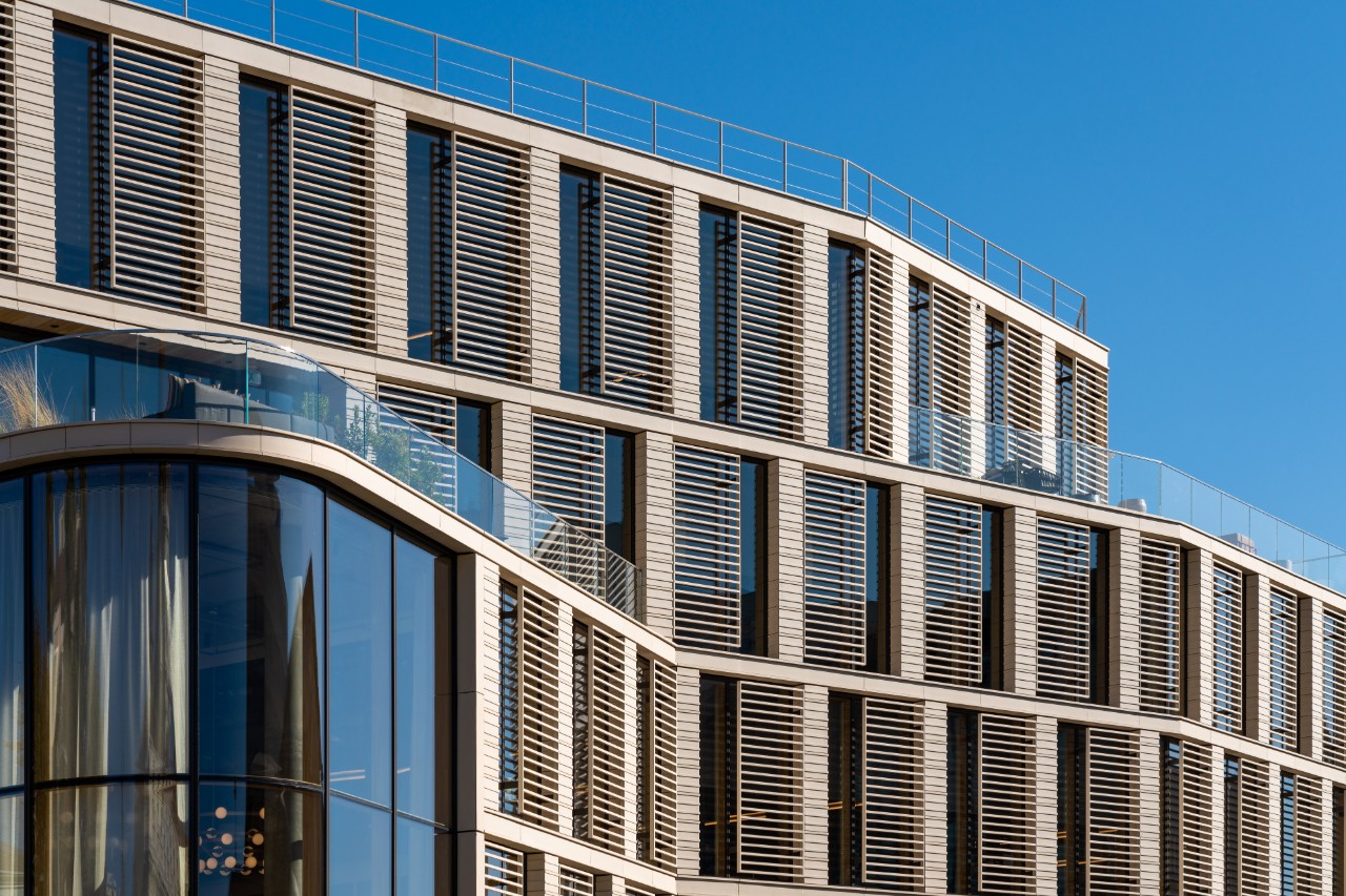 egy szoba, kilátással a hegyekre