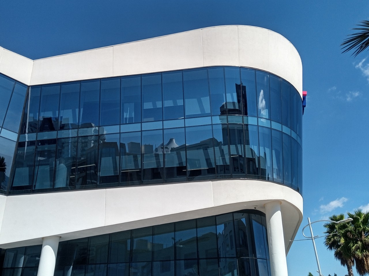 Faurecia Corporate Building in Puebla, Mexico by spAce architects features SunGuard® AG 50 on Crystal Blue and Clear Glass. The performance of glass along with the advanced technologies and environmentally friendly systems of the building provide more efficient areas for employee development, improving air quality and an efficient use of energy.