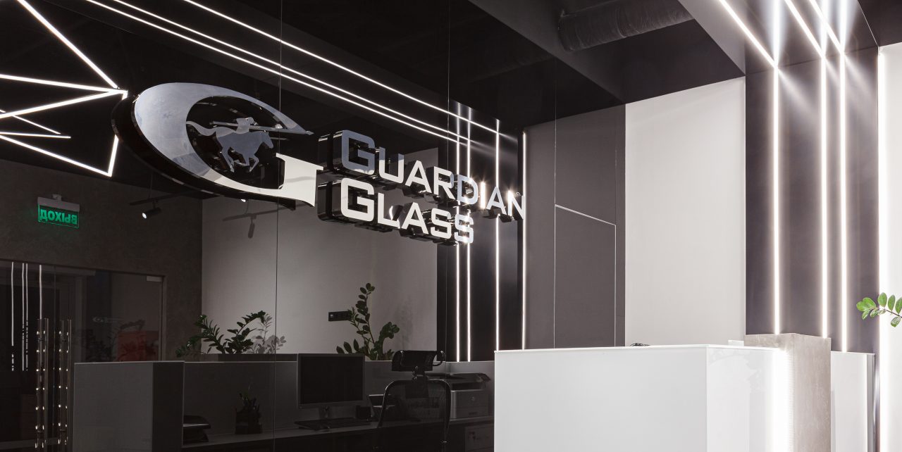 Guardian Steklo Ryazan office.
Partitions made of UltraClear and DecoCristal