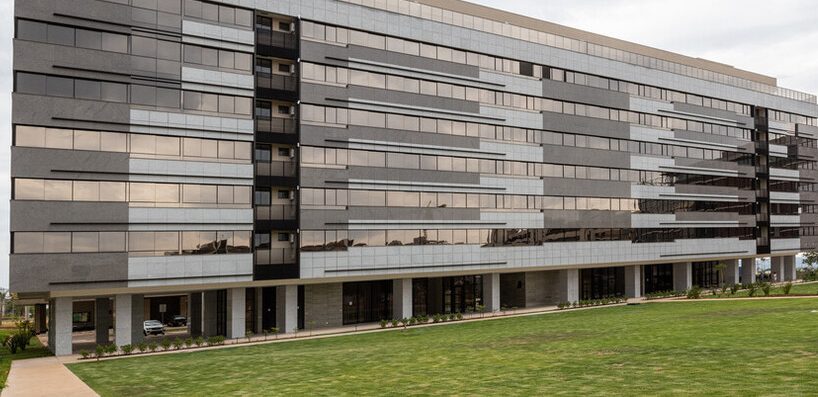 Nome do projeto
Reserva Alvorada

Linha e nome do produto Guardian utilizado no projeto
Laminado PVB Bronze SunGuard HP Neutral Plus 50 + Float Clear

Localização
Brasília

Transmissão de luz:
28,2%

Reflexão interna:
9,8%

Reflexão externa:
24,3%

Bloqueio de calor:
Fator Solar: 31% Bloqueio de Calor: 69%

Qual nome completo da Construtora?
BRASAL

Qual o nome completo do Processador?
Central Vidros

Qual o nome completo do Fabricante de Esquadria?
ESQUALID

endereço: Trecho 2, SRPN, Brasília - DF, 70297-400