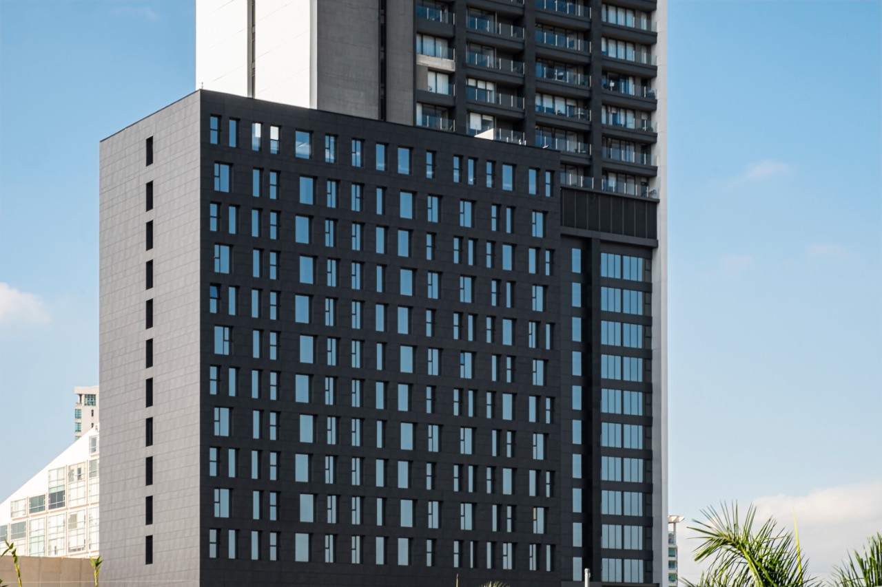 Area: 5,315 m²
Year: 2018
2,000m² Silver 20 for the first twelve floors
Developer: DMI (Desarrolladora Mexicana de Inmuebles)
Photographer: Felipe Carrasco