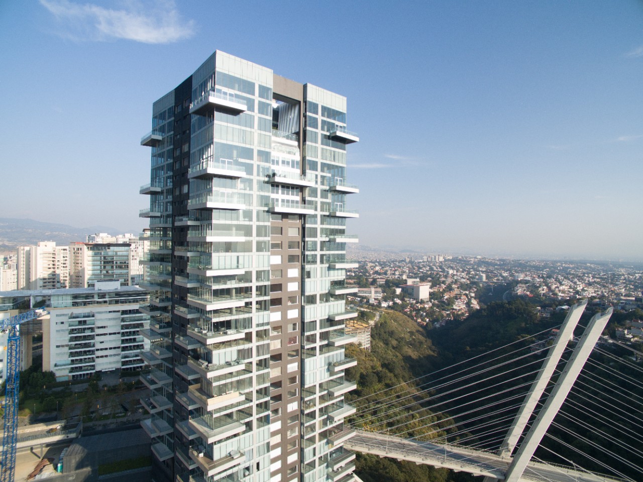 The Vidalta Lux Tower in Mexico City, Mexico by Serrano Monjaraz Architects features Guardian CrystalGray and Clear. Designed to strike a perfect balance between dynamic architecture, the natural landscape, and the freedom to adapt to the needs of its occupants, the glass-clad tower offers beautiful panoramic views of the Valley of Mexico from any direction.