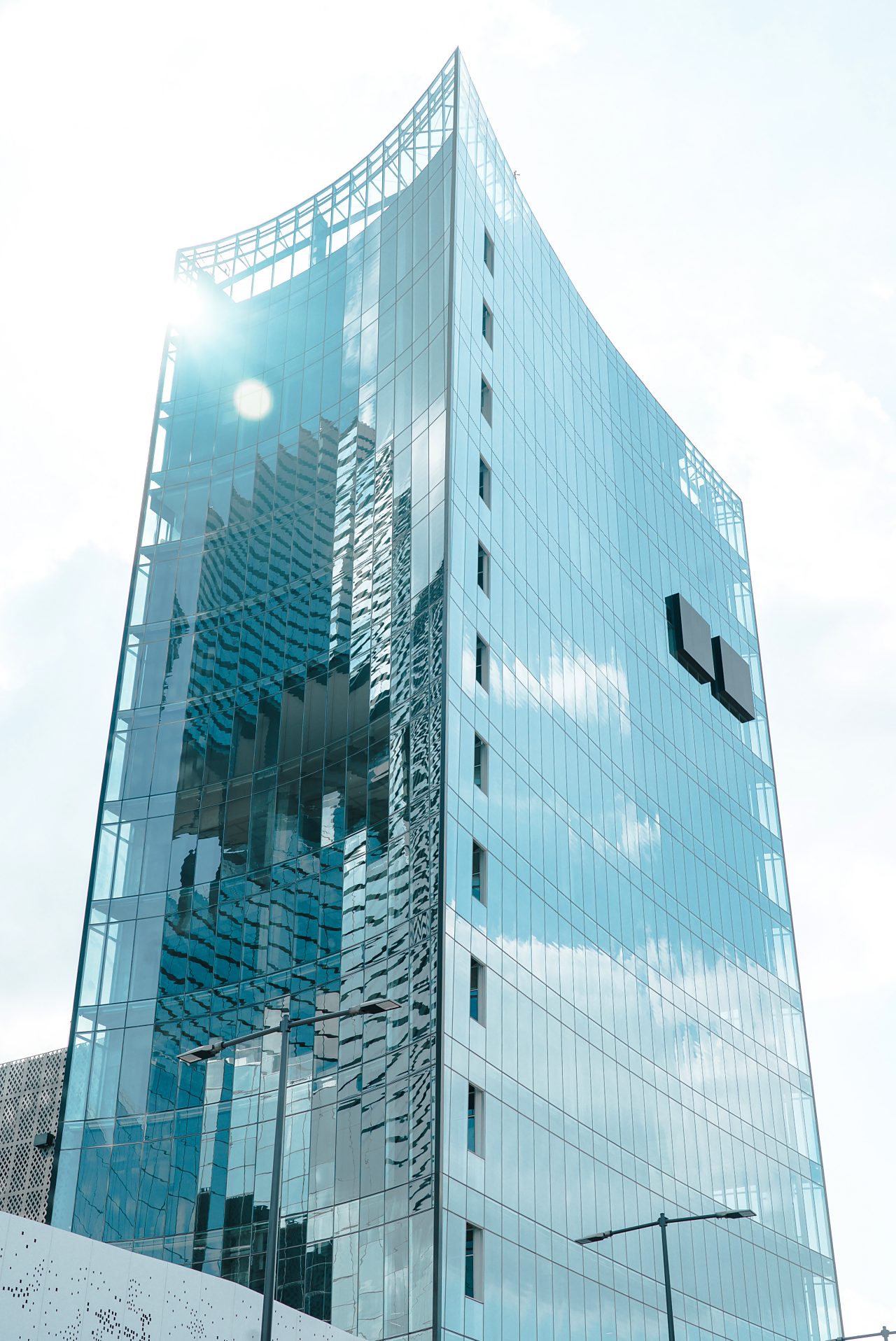 The Komplex Tower in Puebla, Mexico by the Architect Juan Pablo Kuri features SunGuard® AG 50 on Clear Glass. The high-performance glass tower rises in the skyline of the city framed with the futuristic facade of the shopping center representing an important place for business, leisure and lifestyle.