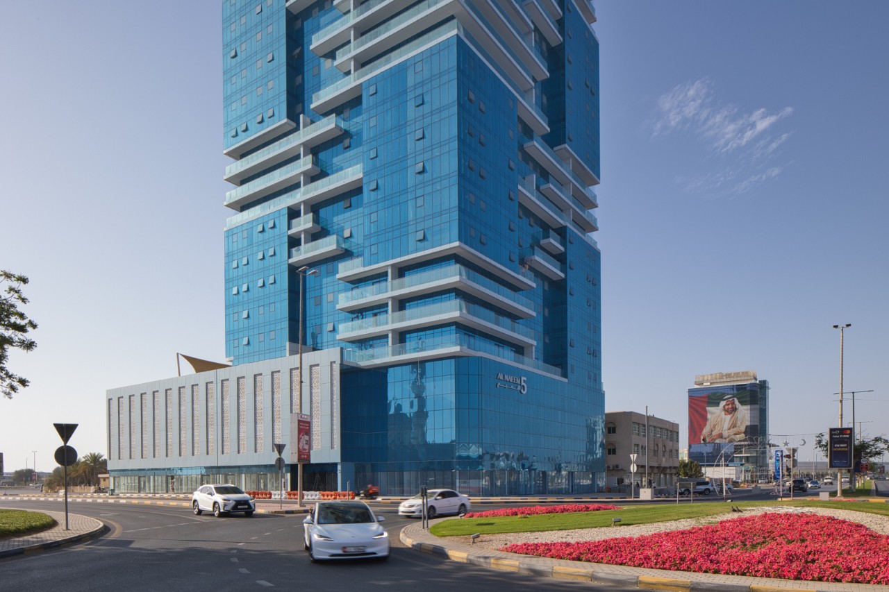 The “Al Naeem 5” Tower is an opulent residential building situated along the Ras Al Khaimah Corniche, offering stunning views of the mangroves. 
This unit is designed with comfort and convenience in mind, featuring two spacious bedrooms, two elegantly designed bathrooms, and a carefully considered layout. 
The use of Guardian SunGuard™ DS Aquamarine T enhances the aesthetics of this remarkable project facades, while delivering outstanding thermal insulation. This double silver coated glass not only adds a distinctive aquamarine hue to the tower's facades but also fulfills the highest thermal performance standards.
