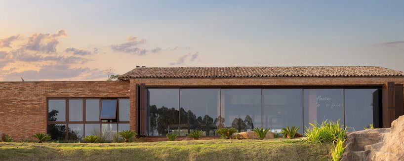 Uma obra em parceria com o escritório Lourenço Sarmento (@lourencosarmento) e a VHM Construções (@vhmconstrucoes), responsáveis pela reforma completa da sede e entornos do local, e projeto de interiores da Aletheia Westermann Arquitetos (@aletheia_westermannarquitetos), incluindo um espaço gourmet, sala de estar, academia e chalé de hóspedes.
Na obra as portas camarão 100% de estanque e brises camarão ripadas da @aurasystembrasil, todas com vidros Sunlight refletivo neutro da @guardianbrasil, na pintura de efeito madeira da nossa parceira @ezycolor.

A work in partnership with the Lourenço Sarmento office (@lourencosarmento) and VHM Construções (@vhmconstrucoes), responsible for the complete renovation of the headquarters and surroundings of the place, and interior design by Aletheia Westermann Arquitetos (@aletheia_westermannarquitetos), including a gourmet space , living room, gym and guest cottage.
In the work, the 100% watertight shrimp doors and slatted shrimp brises from @aurasystembrasil, all with neutral reflective Sunlight glass from @guardianbrasil, in the wood effect painting by our partner @ezycolor.