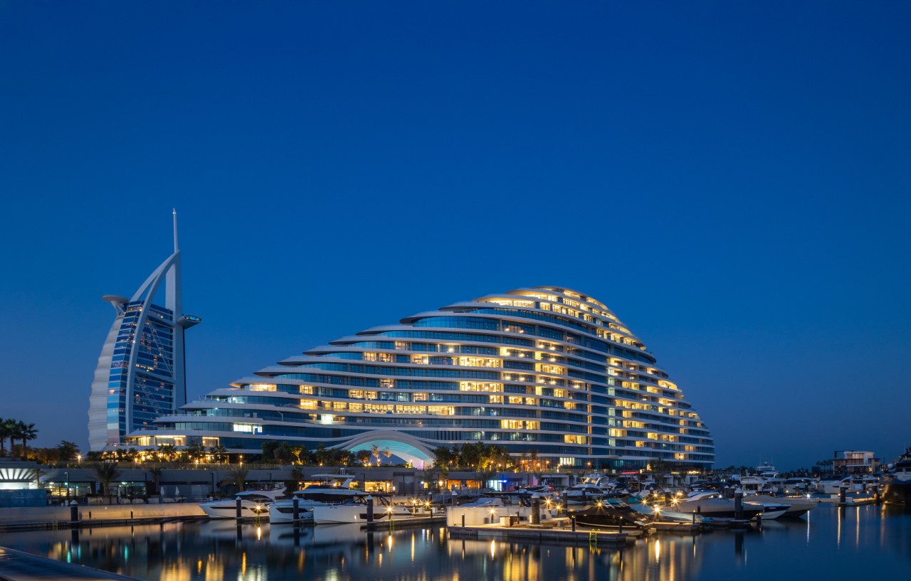 Nestled in a tranquil area of the Marina, Dubai, 82 exclusive and private residences offer the enchanting experience of Jumeirah Residences Marsa Al Arab as a lasting way of life, woven into the essence of time. Each residence features state-of-the-art amenities and expansive wraparound terraces, enveloped by verdant landscapes.The curved facade resembles the shape of a superyacht, joining wave-shaped Jumeirah Beach Hotel and iconic sail-shaped Burj Al Arab (which is also a Guardian Glass project). With this approach in mind, the alluring exterior color of Guardian SunGuard™ SN 40 T was the obvious choice, as it will work in harmony with the development’s color scheme and the natural sea surroundings.