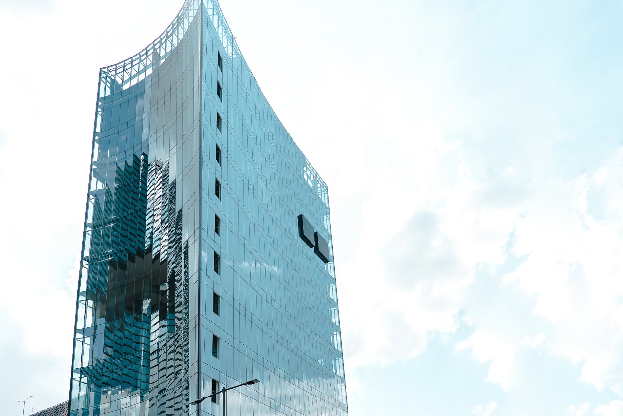 The Komplex Tower in Puebla, Mexico by the Architect Juan Pablo Kuri features SunGuard® AG 50 on Clear Glass. The high-performance glass tower rises in the skyline of the city framed with the futuristic facade of the shopping center representing an important place for business, leisure and lifestyle.