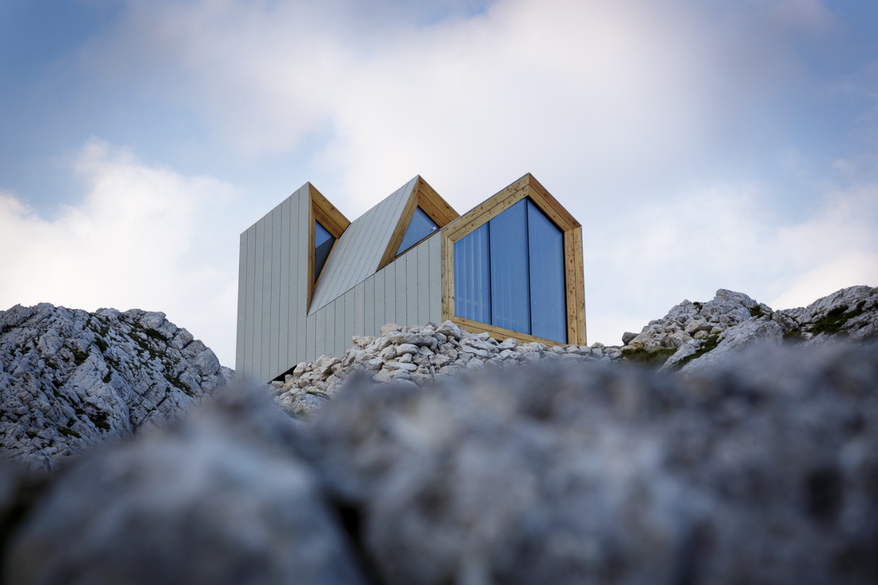 Bivak pod Skuto - OFIS Arhitekti. Foto: Anže Čokl, anzecokl.com
