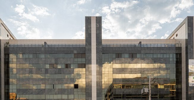 Nome do projeto
Via Trianon

Linha e nome do produto Guardian utilizado no projeto
Laminado SunGuard Solar Chrome + Float Clear e Laminado SunGuard Solar Chrome On Green + Clear

Localização
Brasília

SunGuard Solar Chrome On Green + Clear
Transmissão de luz:
30,5%

Reflexão interna:
11,1%

Reflexão externa:
22,3%

Bloqueio de calor:
65%

SunGuard Solar Chrome + Clear
Transmissão de luz:
34,2%

Reflexão interna:
11,2%

Reflexão externa:
27,1%

Bloqueio de calor:
60,1%

Qual nome completo da Construtora?
Via Engenharia

Qual o nome completo do Escritório de Arquitetura e/ou Arquiteto(s)?
MKZ Arquitetura

Qual o nome completo do Processador?
Central Vidros

Qual o nome completo do Fabricante de Esquadria?
RAJAS